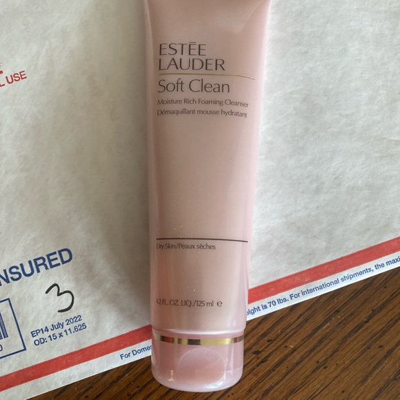 Estée Lauder Soft Clean Moisture Rich Foaming Cleanser - Picture 2 of 7